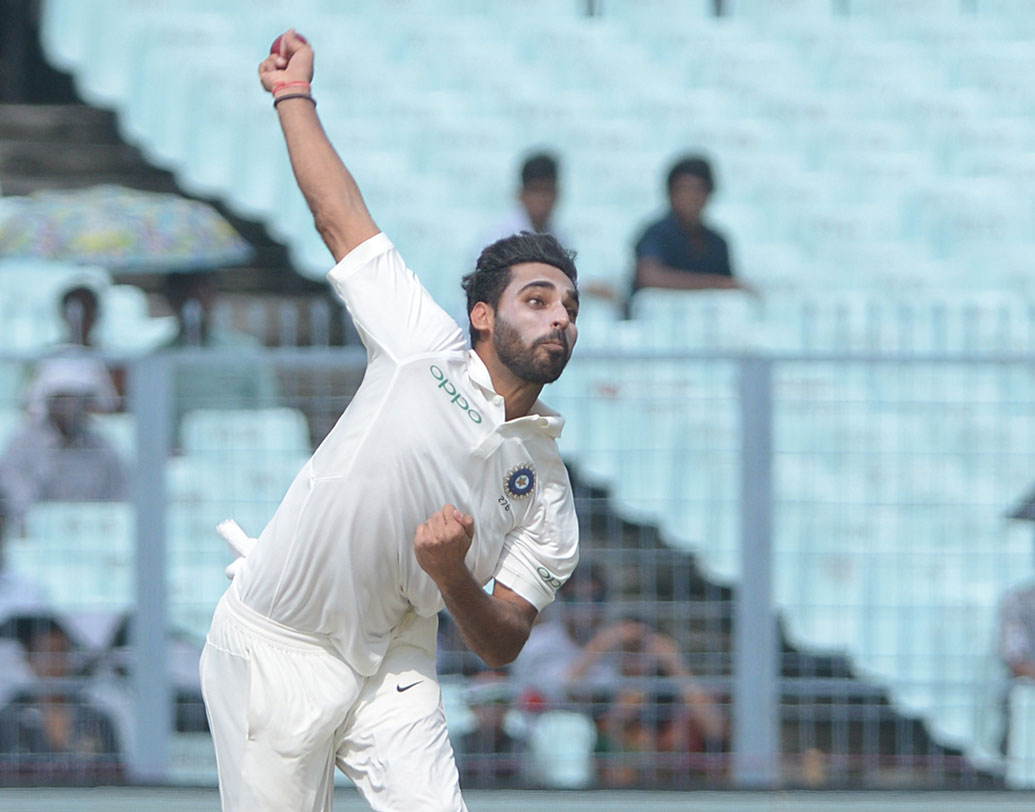 চলতি বছরে দক্ষিণ আফ্রিকার সঙ্গে টেস্ট সিরিজের প্রথম ম্যাচে ভুবনেশ্বর কুমারের বোলিংয়ে ধরাশায়ী হয়েছিলেন প্রোটিয়ারা। কেপ টাউনে ১২০ রান দিয়ে ৭ উইকেট নেন ভুবি। ব্যাট হাতেও ২৫ রান করেন। কিন্তু, তার পরের ম্যাচে সেঞ্চুরিয়নে তাঁকে দল থেকে বাদ দিয়ে ইশান্ত শর্মাকে নেন বিরাট কোহালি। ছবি: রয়টার্স।