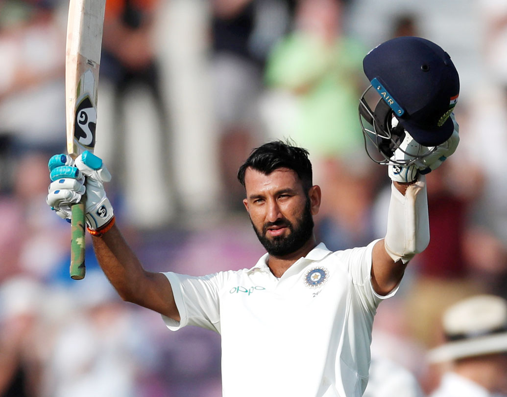 চেতেশ্বর পূজারাকে নিয়েও যেন ছিনিমিনি খেলছেন বিরাট কোহালি। চলতি ইংল্যান্ড সিরিজে এজ়বাস্টন ম্যাচে প্রথম একাদশে তাঁর জায়গায় আসেন লোকেশ রাহুল। রাহুলের ব্যাটিং ব্যর্থতার পর নটিংহ্যাম আর সাউদাম্পটনে খেলানো হয় পূজারাকে। সাউদাম্পটনে সেঞ্চুরি আসে পূজারার ব্যাট থেকে। ছবি: এএফপি।