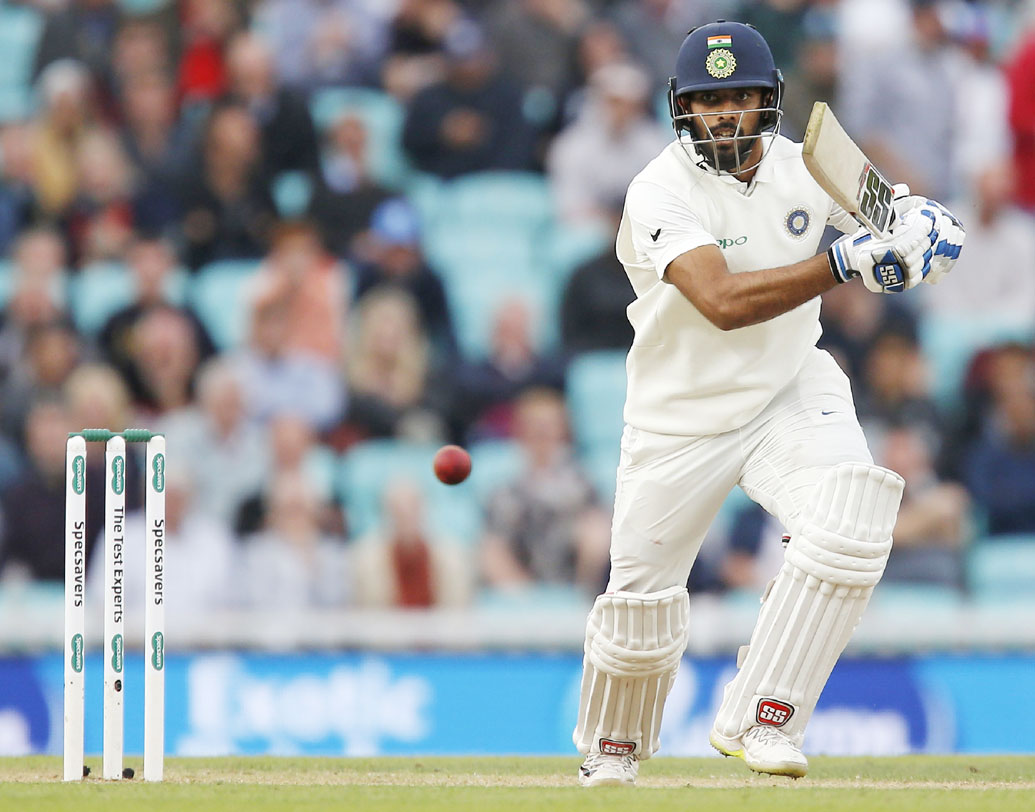 চলতি ইংল্যান্ড সিরিজের ওভাল টেস্টেও করুণ নায়ারের বদলে খেলানো হচ্ছে হনুমা বিহারীকে। বিরাট কোহালির এই সিদ্ধান্তে ক্ষুব্ধ সুনীল গাওস্কর। তিনি বলেন, “টিম ম্যানেজমেন্টকে করুণ জিজ্ঞাসা করতেই পারেন, আমিকী দোষ করেছি? আমাকে দলে নেওয়া হল না কেন? দলে এক জন অতিরিক্ত ব্যাটসম্যান নিলে প্রথম টেস্টেই তা করা উচিত ছিল।” ছবি: এএফপি।