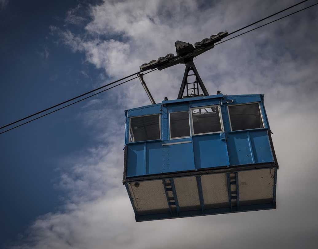 শীতকালে আলোর সন্ধান পেতে কেব্‌ল কারে করে পর্বতে চড়তে হত বাসিন্দাদের। আর ভাবনাটা সেখানেই।