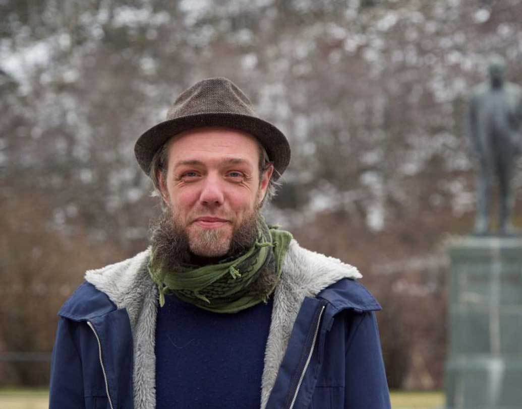 মার্টিন অ্যান্ডারসন নামে এক ব্যক্তি বছর দশেক আগে বললেন এক পুরনো ভাবনার কথা। আলো মাখতে পাহাড়ে না চড়ে যদি আলোকেই নিজেদের দিকে ঘোরানো যায়? যদি কোনও ভাবে সূর্যের আলোকেই প্রতিফলিত করা যায় জুকনের দিকে?