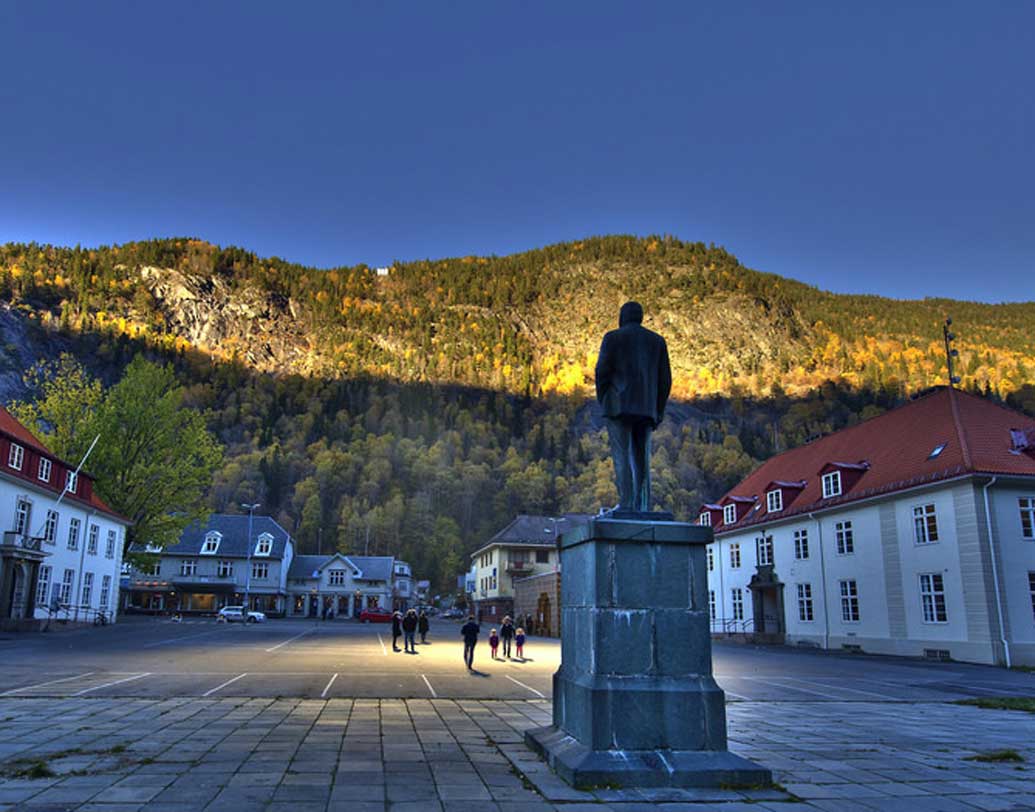 পর্বতঘেরা জনশূন্য উপত্যকায় যখন প্রথম জুকন শহরটি তৈরি করেন নরওয়ের ব্যবসায়ী স্যাম আইদ, তখন থেকেই তিনি চেষ্টা করেছিলেন, প্রতিফলনের বিজ্ঞানের ফায়দা তোলার। কিন্তু সে সময়ে গোটা প্রকল্পটি বাস্তবায়নের প্রযুক্তি তৈরি ছিল না। মার্টিন সেই ভাবনাকেই বাস্তবায়িত করলেন বলা যেতে পারে।