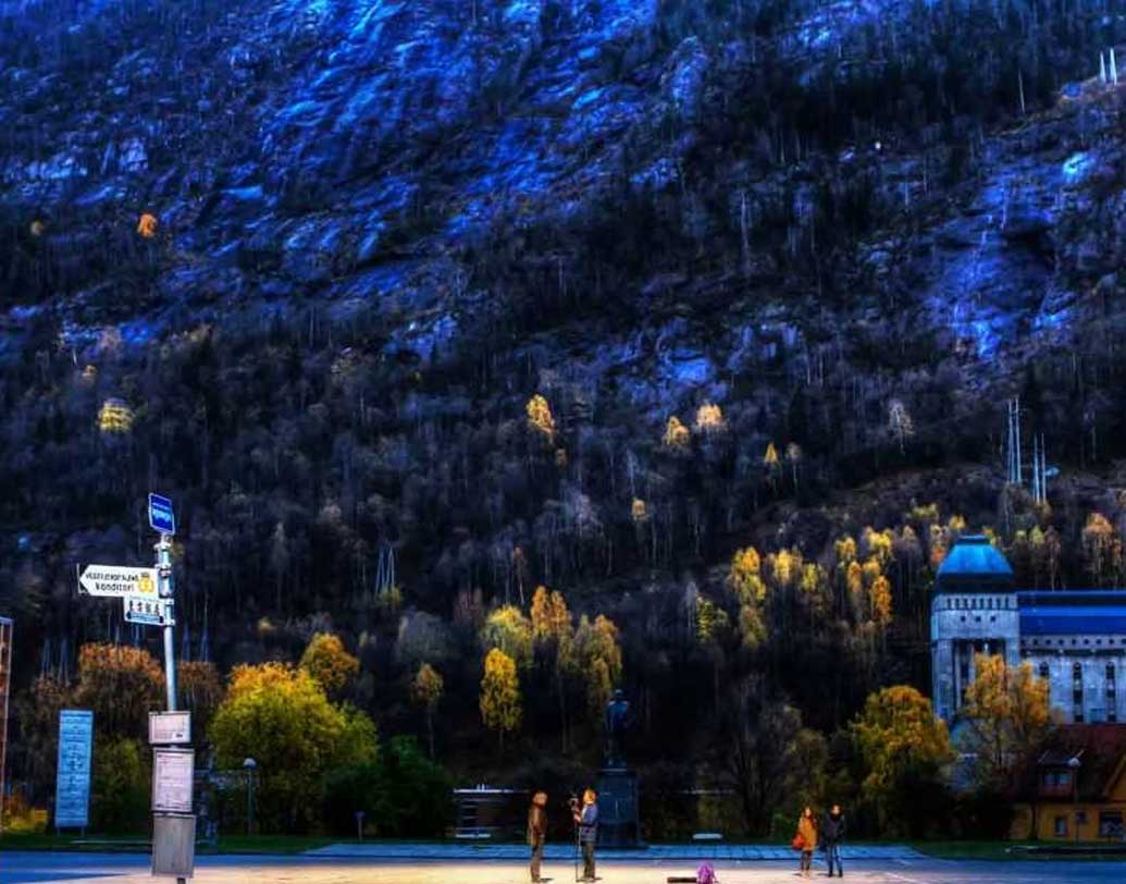 নিজের হাতে স্যাম তৈরি করেন গোটা শহর। জলপ্রপাতের শক্তি থেকে বিদ্যুৎ তৈরি করে সার উৎপাদন করে বাইরের দুনিয়ায় পৌঁছে দিতেন এই ব্যবসায়ী। জনমানবহীন উপত্যকা দুনিয়ার কাছে জুকন পরিচিতি পায় সেই সময়েই। তবে আলো-আঁধারি থেকে মুক্তির বন্দোবস্ত অবশ্য করে যেতে পারেননি তিনি। তা করলেন মার্টিন।