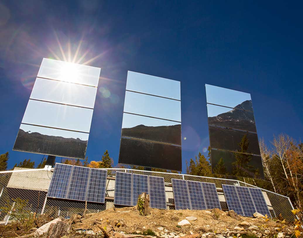 ‘উদ্ভট’ এই ভাবনার সঙ্গী জোটেনি প্রথম দিকে। প্রশ্নের মুখে পড়তে হয়েছে প্রতি পদে। হাল ছাড়েননি মার্টিন অ্যান্ডারসন। ৪০০ মিটার উঁচু পাহাড় চুড়োয় স্বপ্নের আয়না বসিয়েই ছেড়েছেন। সূর্য যে দিকে ঢলবে, ১০ সেকেন্ড অন্তর শার্সিগুলিও বেঁকে যাচ্ছে সেই অনুযায়ী। আর পুরো প্রক্রিয়াটা নিয়ন্ত্রণ করছে কম্পিউটার।