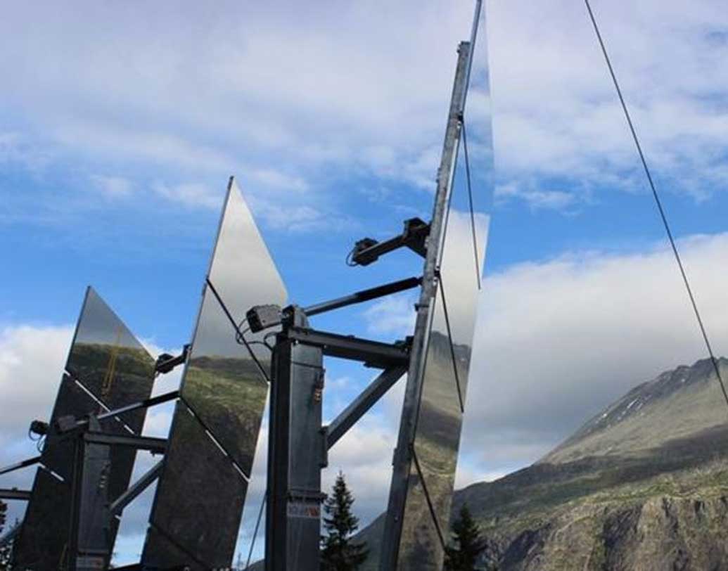 মার্টিনের উদ্দেশ্য ছিল একটাই। ওই উচ্চতায় শীতকালে অর্থাৎ সেপ্টেম্বর থেকে মার্চ পর্যন্ত যত টুকু সূর্যের আলো আসে, তা যেন আয়নাগুলিতে প্রতিফলিত হয়ে জুকনে এসে পৌঁছয়। শীতকালেও যেন সূর্যের উষ্ণতায় ঝকঝক করে ওঠে জুকন।