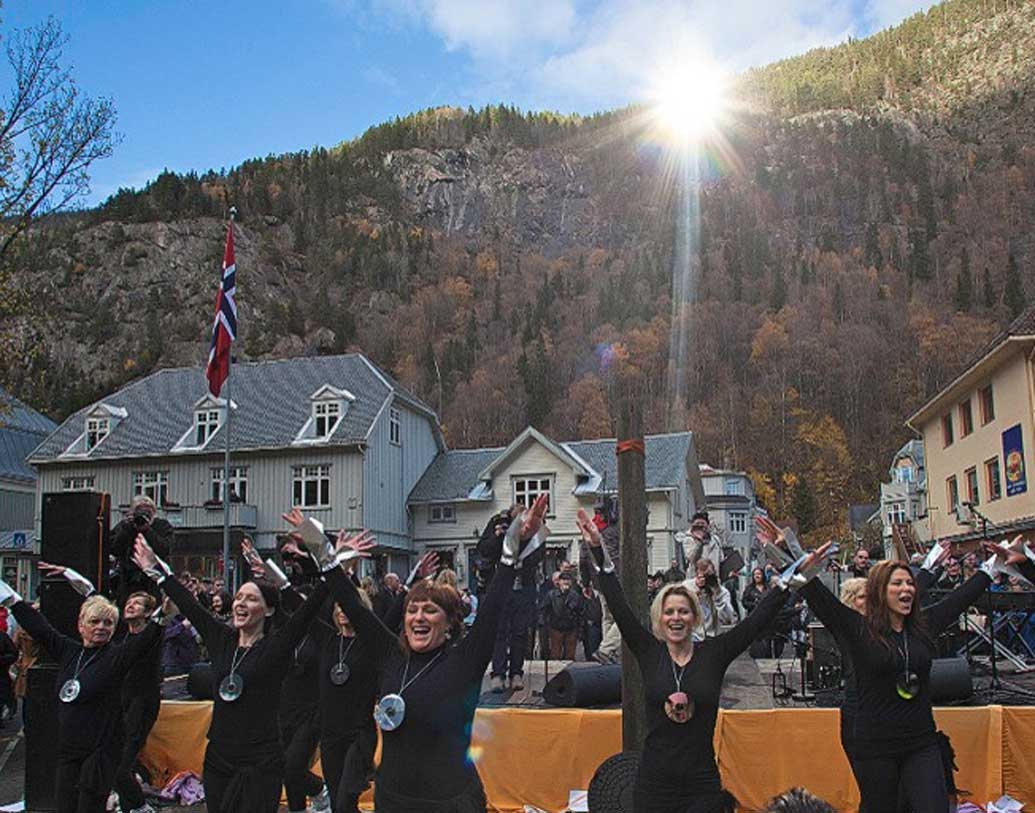 আর এই জায়ান্ট মিরর বসানোর পরে এই শহরের নেমেছে পর্যটকদের ঢল। শুধু একটু রোদ্দুরের জন্য এরকম উন্মাদনা ছড়িয়ে পড়েছে স্থানীয় মানুষ থেকে পর্যটকদের মধ্যেও।