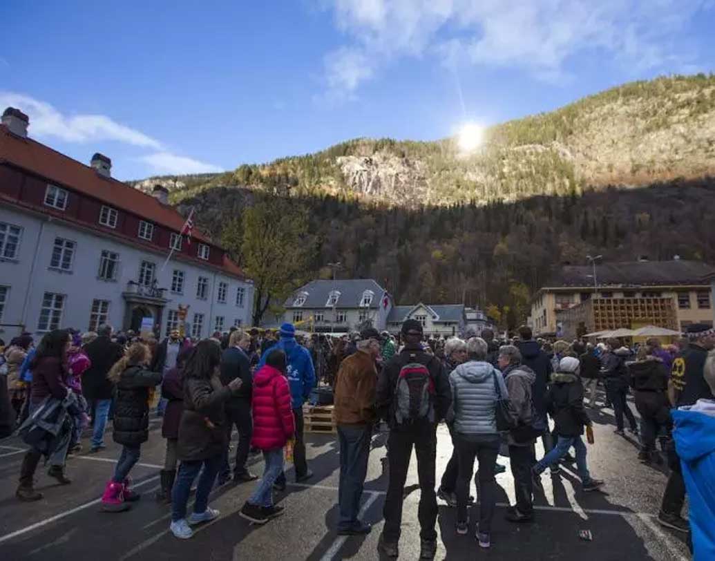 মনোবিদদের দাবি, গা-হাত-পা আলোয় সেঁকাই কেবল নয়, মনের জন্যও দরকার হয় উষ্ণতার ছোঁয়া। নিকষ কালো অন্ধকারের সঙ্গে মন খারাপের সম্পর্ক মেনে নেন মনস্তত্ত্ববিদেরাও। তাই আয়না বসিয়ে আলো আসায় এই শহরের মানুষদের মনমেজাজও এখন আগের থেকে নাকি অনেক বেশি ভাল।