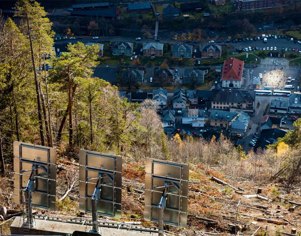 আয়না বসিয়ে প্রায় এই শহরে যে রোদ পৌঁছে দেওয়া সম্ভব হচ্ছে৷ তার জন্য খরচ হয়েছে প্রায় সাড়ে ছয় কোটি টাকা৷