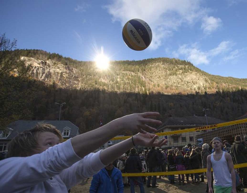 আমেরিকার অ্যারিজোনাতে প্রতিফলক কাচ ব্যবহার করে সূর্যের আলোর সাহায্যে ঘাস গজানোর পদ্ধতির কথা জেনেই নাকি আরও বেশি অনুপ্রেরণা পেয়েছিলেন মার্টিন।