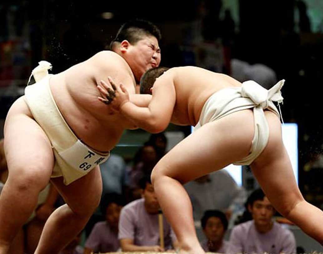 সুমো পালোয়ানদের লড়াইয়ের জন্য প্রস্তুতি কিন্তু এত সহজ নয়। সারাদিন একটা নির্দিষ্ট নিয়ম মেনে চলতে হয় তাঁদের। খেতে হয় নির্দিষ্ট কিছু খাবার।