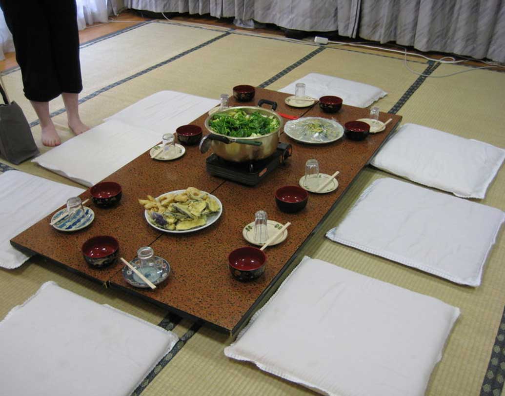 একজন সুমো পালোয়ান হতে গেলে সবচেয়ে জরুরি শৃঙ্খলা এবং নিয়মানুবর্তিতা। ঠিক তেমনই প্রয়োজন পর্যাপ্ত খাবারের। সেকারণে সাধারণ মানুষের থেকে একজন সুমো পালোয়ান আট থেকে দশ গুণ বেশি খাবার খেয়ে থাকেন।