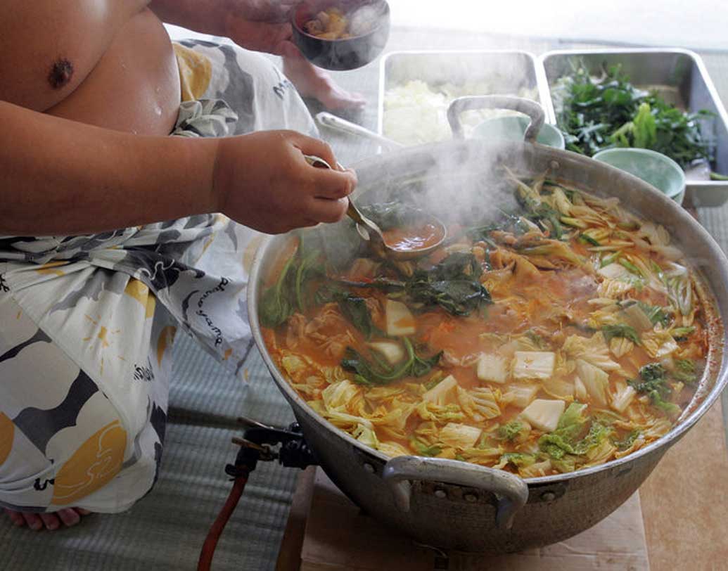 বিশেষ ধরনের এই স্ট্যু-তে সবজি, মাছ, টোফু, ক্যালরি সমৃদ্ধ মোাচি, স্টার্চের তৈরি কেক ও মাংস থাকে এতে।