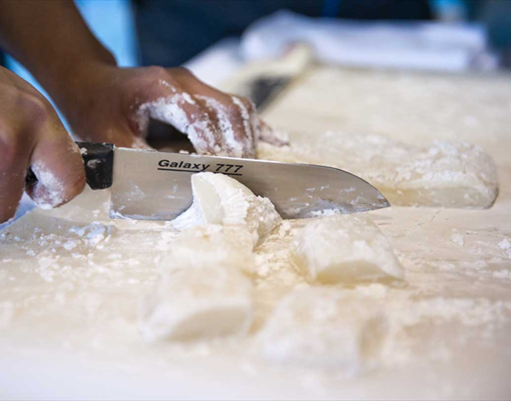 চাঙ্কো নাবে-তে যে মোচি ব্যবহার করা হয়। সেটি আসলে স্টার্চের তৈরি কেক। একটা দেশলাই বাক্সের মাপের মোচি মানে এক বাটি ভাতের ক্যালরি। আর সুমো কুস্তিগীররা মোটামুটি ছয় থেকে সাতটি মোচি এক বাটি চাঙ্কো নাবে-তে দিয়েই থাকেন।