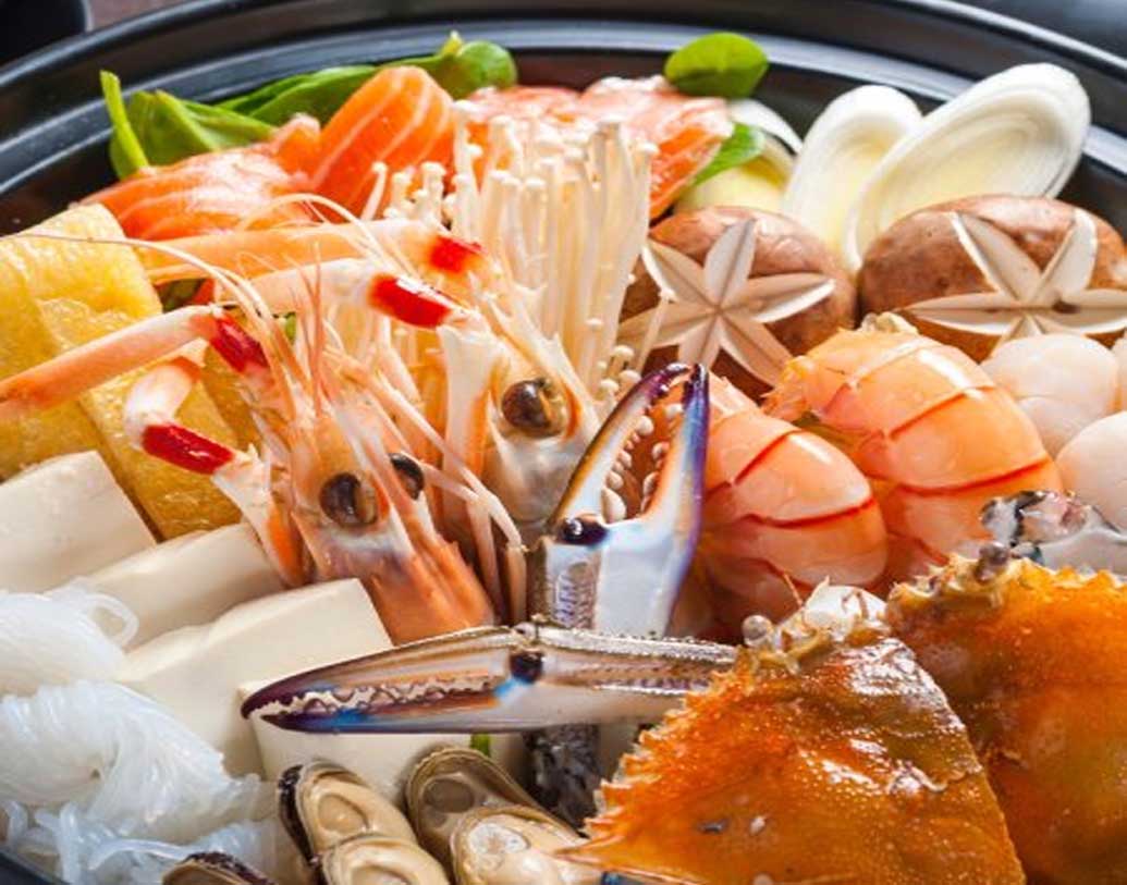 একেকটি প্রতিষ্ঠানে একেক ধরনের রেসিপি রয়েছে চাঙ্কো নাবের ক্ষেত্রে। প্রত্যেকদিন মোটামুটি ২০ হাজার ক্যালরি প্রয়োজন হয় সুমো পালোয়নদের। যেখানে একজন সাধারণ নাগরিকের (পুরুষ) ক্ষেত্রে প্রয়োজন ২ হাজার ক্যালরি। অর্থাৎ প্রায় দশ গুণ। খাবারও খেতে হয় সেই মতোই। দুপুরের খাবারের সঙ্গে অনেকে পাঁচ-ছয় বোতল বিয়ারও খান।