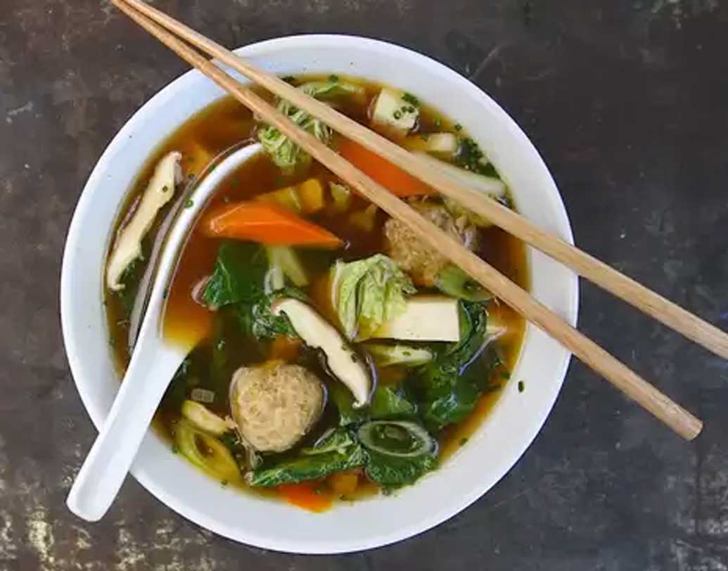 প্রশিক্ষণ পর্বের সময় নিজের খাবার নিজেই বানিয়ে নিতে শিখতে হয় কুস্তিগীরদের। খাবারে কতটা নুন পড়ে, কী সস দিলে তাতে ক্যালরি বেশি, কোন স্যুপ আরও বেশি খিদে বাড়াবে জানতে হয় এগুলোও। জাপানের কিছু নির্দিষ্ট রেস্তরাঁয় পর্যটকদের জন্যও এই খাবারের ব্যবস্থা রয়েছে।