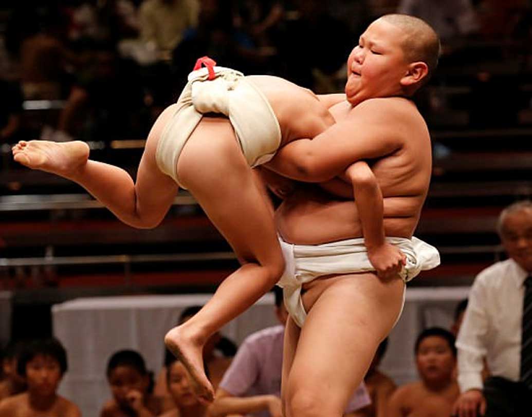 রাতেও একইরকম ভারী খাবার খান সুমো কুস্তিগীররা।পর্ক, চিকেন বা বিফ থাকবেই তাতে। খেয়েই ঘুম। পরদিন আবার ভোরে ওঠা। প্রতিটি হেয়ার (ক্লাবে) আলাদা ঐতিহ্য আছে। সেই অনুযায়ী খাবারদাবার সামান্য বদলও হয়।১৫-১৬ বছর থেকে কিশোরদের প্রশিক্ষণ দেওয়া শুরু হয় এতে।