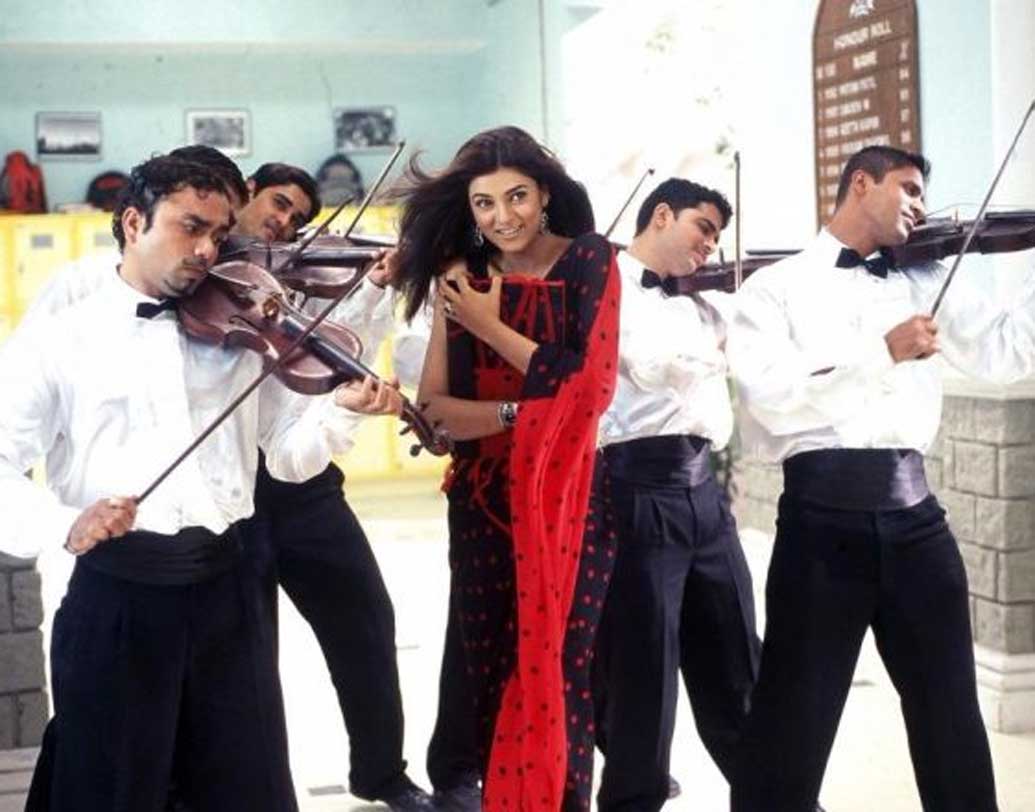 সুস্মিতা সেন: ‘ম্যায় হুঁ না’ ছবিতে সুস্মিতা সেনকে দেখা গিয়েছিল কেমিস্ট্রি পড়াতে। লাল শিফনের শাড়িতে এ হেন শিক্ষিকাকে দেখে ছাত্ররা কুপোকাত হয়েছিলেন পর্দার বাইরেও!