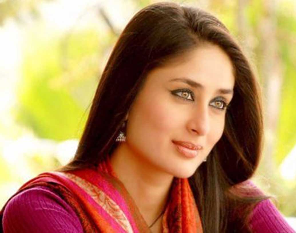 করিনা কপূর: ‘কুরবান’ ছবিতে কলেজের অধ্যাপিকার ভূমিকায় দেখা গিয়েছিল সইফ পত্নীকে। করিনার অসাধারণ অভিনয় মন কেড়েছিল দর্শকদের।