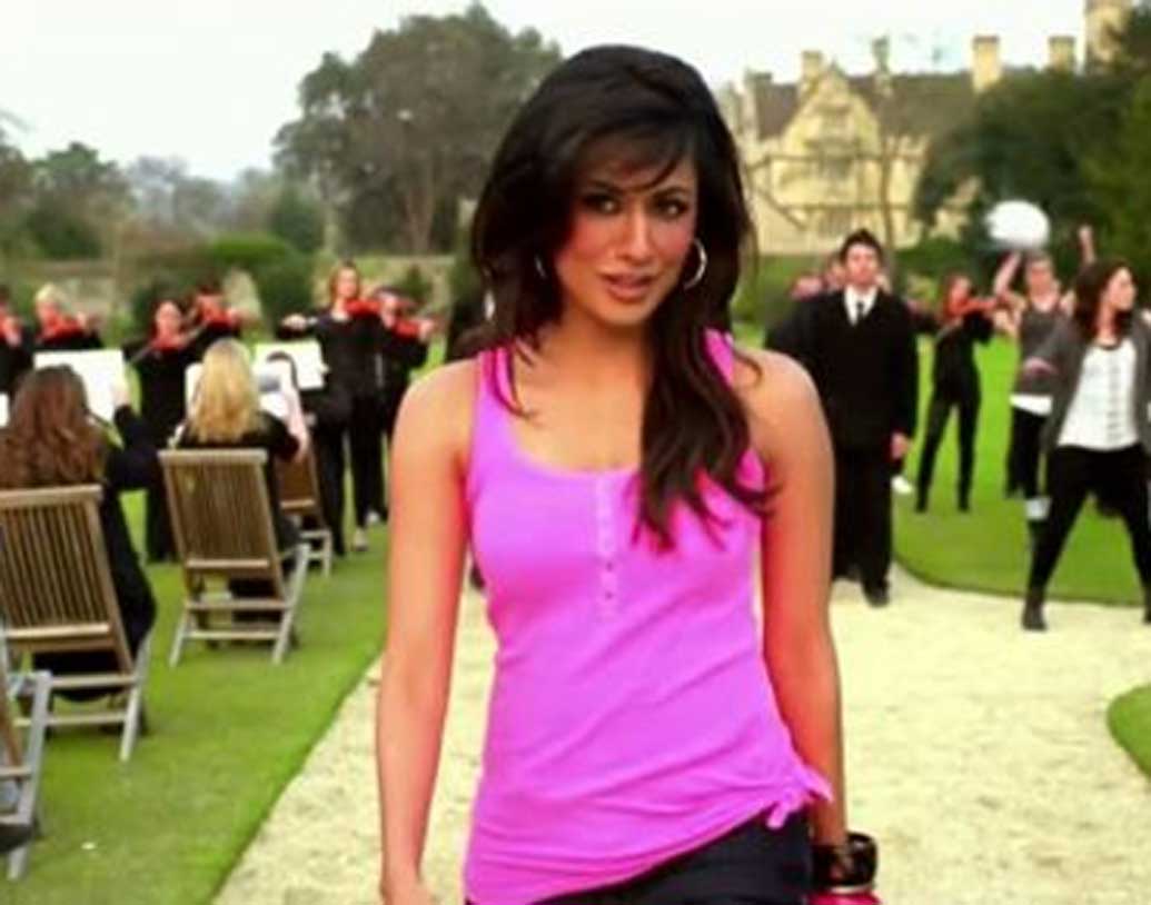 চিত্রাঙ্গদা সিং: ‘দেশি বয়েজ’ ছবিতে অর্থনীতির অধ্যাপিকার ভূমিকায় দেখা গিয়েছিল এই অভিনেত্রীকে। এরকম অধ্যাপিকার ক্লাস করতে কে না চাইবে বলুন তো !