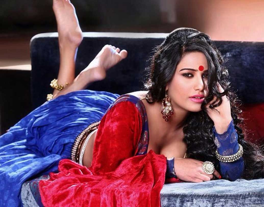 পুনম পাণ্ডে: ‘নাশা’ ছবিতে বলিউডের এই অভিনেত্রীকে দেখা গিয়েছে শিক্ষিকার ভূমিকায়। শিক্ষিকার ‘সিডাকটিভ চার্ম’-এ চক্ষু চড়কগাছ হয়েছিল দর্শকদের।