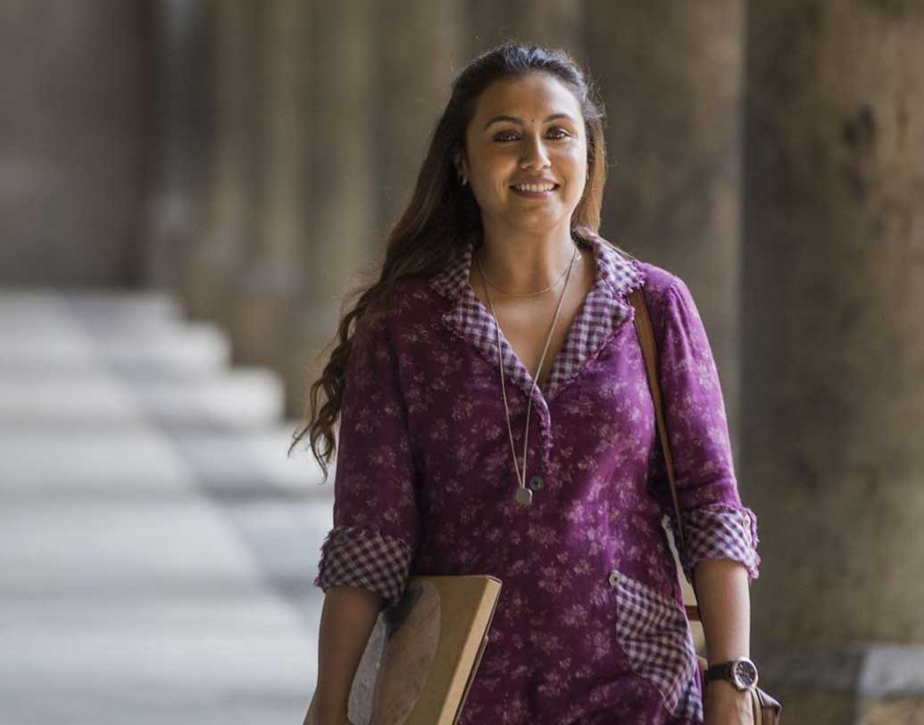 রানি মুখোপাধ্যায়: বলিউডের অন্যতম জনপ্রিয় অভিনেত্রীকে ‘হিচকি’ ছবিতে সম্প্রতি দেখা গিয়েছে একজন শিক্ষিকার ভূমিকায়। এছাড়াও ‘কভি আলবিদা না কহেনা’ ছবিতে তাঁকে দেখা গিয়েছিল ম্যানহাটনের এক শিক্ষিকার ভূমিকায়।