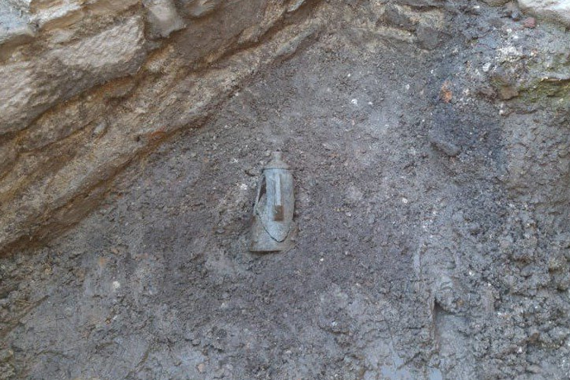 পাত্রের ঢাকনা সরাতেই হতবাক শ্রমিকরা। ভিতরে কী যেন চকচক করছে! দেখা গেল ভিতরে থরেথরে সাজানো রয়েছে গোলাকার সোনালী বর্ণের প্রচুর কয়েন। আসল না নকল? এগুলো এখানে এল কী ভাবে? এমন নানা প্রশ্ন উঁকি মারতে থাকে তাঁদের মনে। ডাক পড়ে প্রত্নতত্ত্ববিদের।