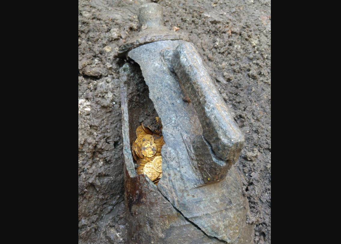 সব কিছু খতিয়ে দেখে রীতিমতো হতচকিয়ে গেলেন প্রত্নতত্ত্ববিদেরাও। নকল তো নয়ই, বরং বহু পুরনো এই কয়েনগুলো। কয়েনগুলো রোমান সাম্রাজ্যের এবং বহু মূল্যবানও। সব মিলিয়ে কত মূল্য হবে হিসেব কষে তার সঠিক দাম এখনও বার করতে পারেননি প্রত্নতত্ত্ববিদেরা। তবে এখনও পর্যন্ত যা অনুমান, এর আনুমানিক মূল্য কোটি কোটি টাকা।