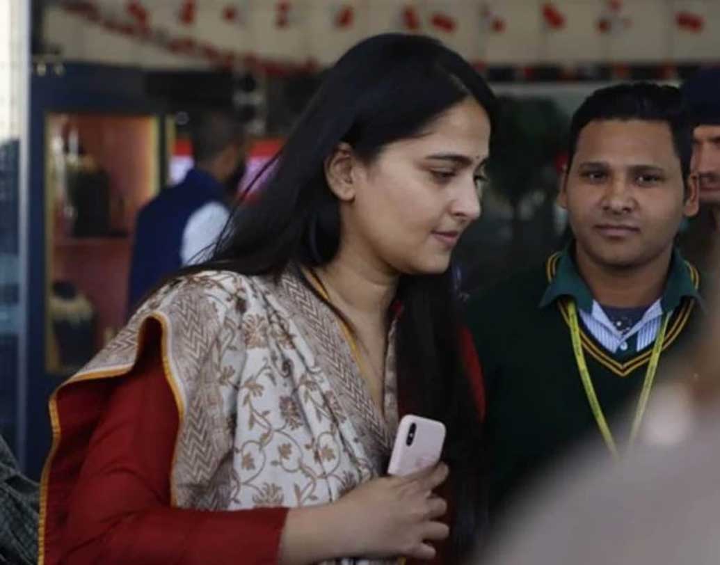 জয়পুরে বিমানবন্দরে নামতে দেখা গেল বাহুবলী তারকা অনুষ্কা শেট্টিকে।