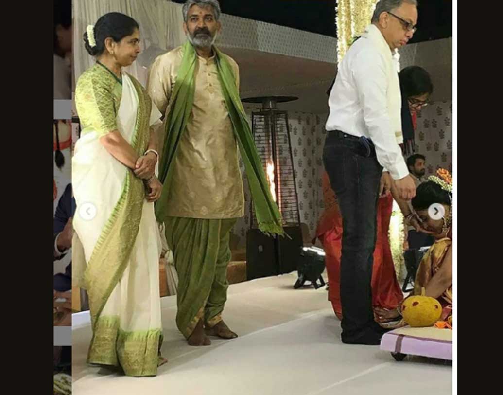 কার বিয়ে হচ্ছে জানেন? বিয়ের মণ্ডপে দেখুন বাহুবলী পরিচালক এস এস রাজামৌলি ও তাঁর স্ত্রীকে। কিন্তু বিয়ে কার?