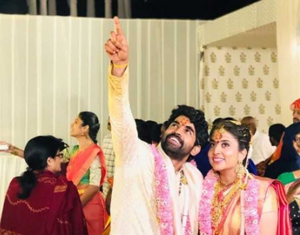 কার্তিকেয় গাঁটছড়া বাঁধলেন গায়িকা পূজা প্রসাদের সঙ্গে।নবদম্পতির সেলফি তোলার অন্য একটি ছবি ভাইরাল হয়েছে সোশ্যাল মিডিয়ায়।