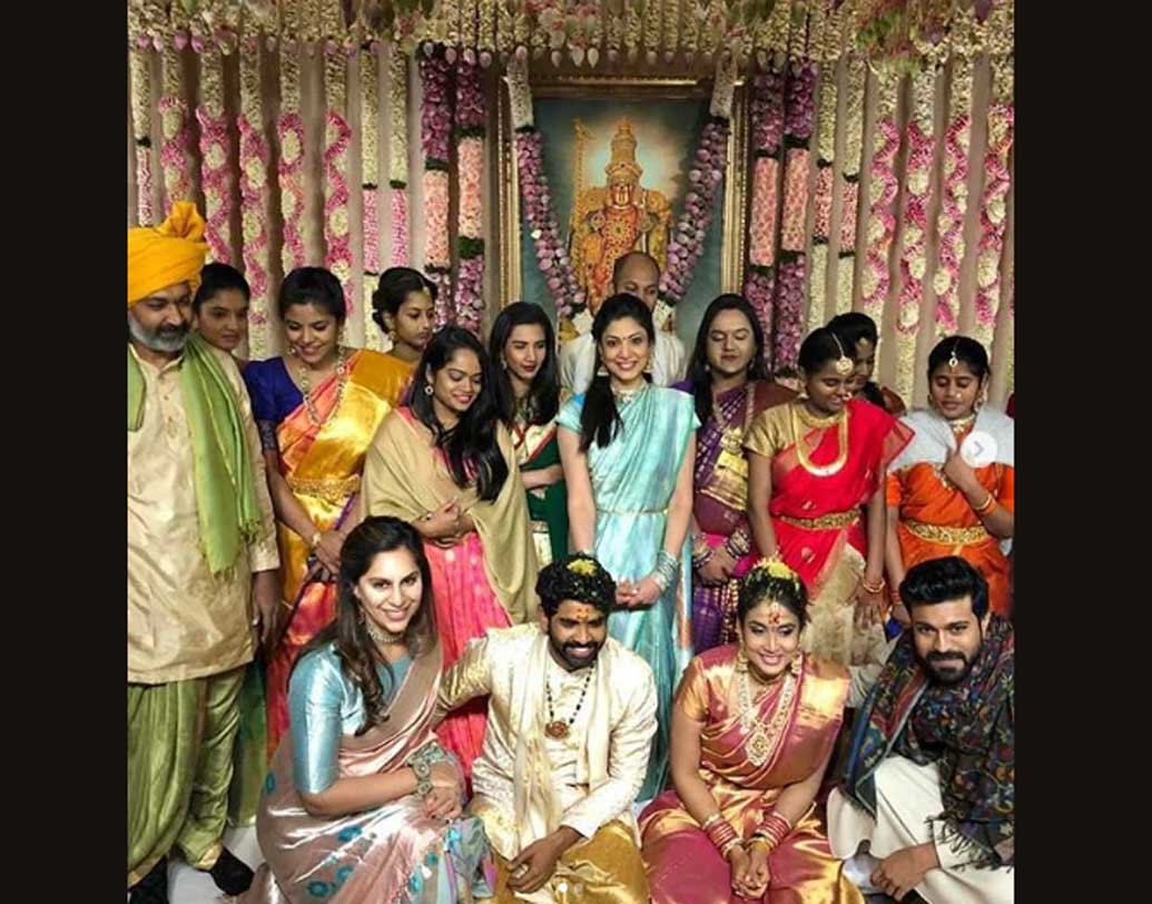 অভিনেতা রামচরণ ও তাঁর স্ত্রী উপাসনাকেও এই সনাতনী বিয়ের অনুষ্ঠানে দেখা গিয়েছে।