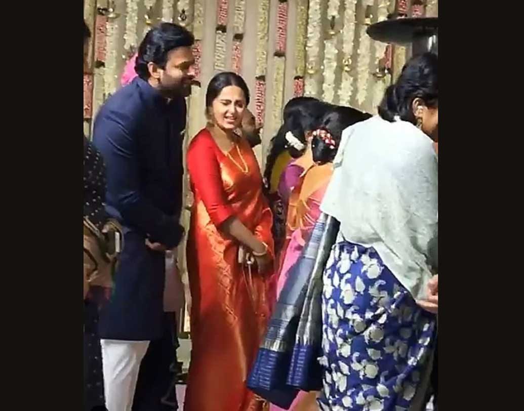 বিয়ের মণ্ডপে পাশাপাশি ছিলেন বাহুবলী ও দেবসেনা। অর্থাৎ প্রভাস ও অনুষ্কা শেট্টি।