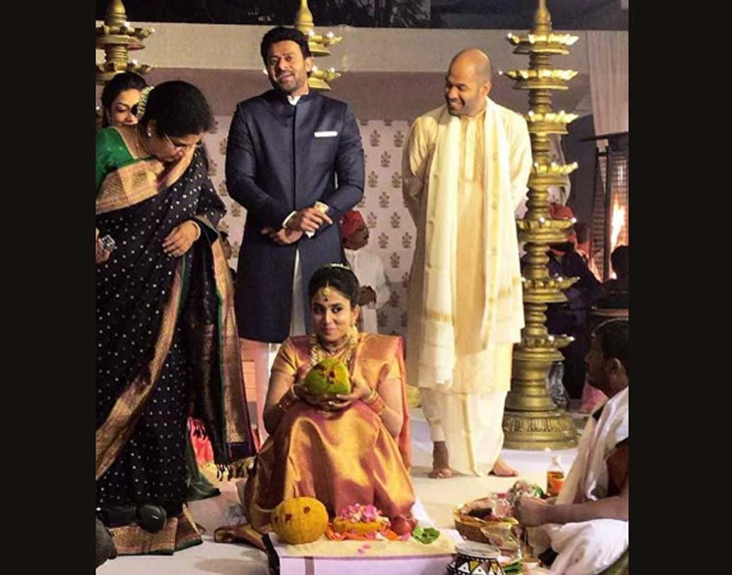 কন্যাদান অনুষ্ঠানেও অংশগ্রহণ করেন প্রভাস। যাকে বলে তিনিই ছিলেন অনুষ্ঠানের মধ্যমণি।