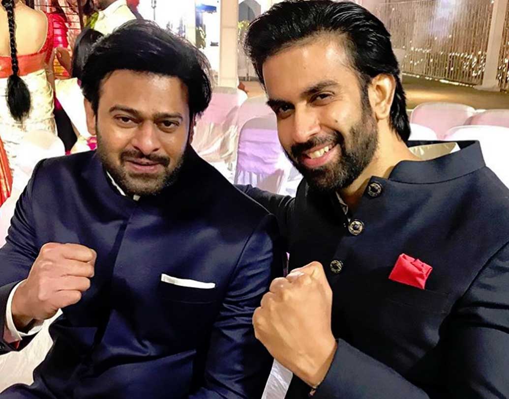 সুস্মিতা সেনের ভাই রাজীব সেনকেও দেখা গিয়েছে বাহুবলী প্রভাসের সঙ্গে এই বিয়ের অনুষ্ঠানে।