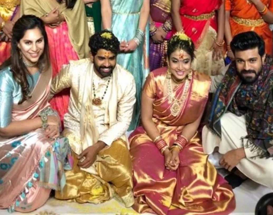 বিয়ের কনে পূজা পরেছিলেন সনাতনী দক্ষিণী গোলাপি-সোনালি কাঞ্জিভরম সিল্কের শাড়ি। অনুষ্কার পরনেও ছিল সিঁদুরে লাল দক্ষিণী সিল্কের শাড়ি।