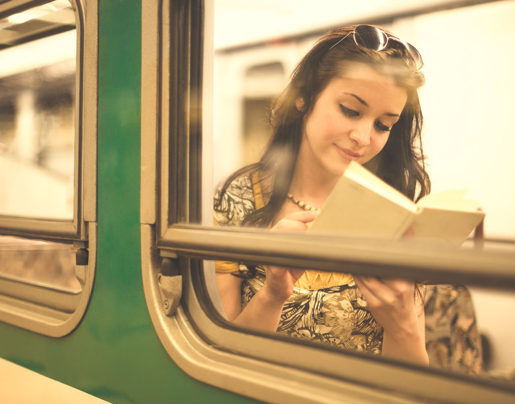 যানবাহনে যাওয়ার সময় সারা ক্ষণ সোশ্যাল মিডিয়ায় বুঁদ হয়ে থাকেন? একটু অন্য রকম করে দিন নিয়ম। বই পড়তে ভালবাসলে বা গান শুনতে পছন্দ করলে এই সময়টা কাজে লাগান। এতে সারা ক্ষণ সোশ্যাল মিডিয়ার প্রতি আসক্তিও কমবে আবার প্রিয় শখ বজায়ও থাকবে।