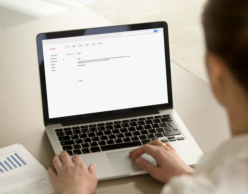 বছরের শুরুতেই অপ্রয়োজনীয় মেল ফেলে দিন। ই মেলের ইনবক্সে একগাদা অদরকারি মেল জমিয়ে রাখার অভ্যাস তাড়ান। এতে দরকারি মেল খুঁজে পেতে যেমন সুবিধা হবে, তেমনই জীবনের একটা দিক অন্তত গুছিয়ে ফেলতে পেরেছেন দেখে মানসিক তৃপ্তিও পাবেন।