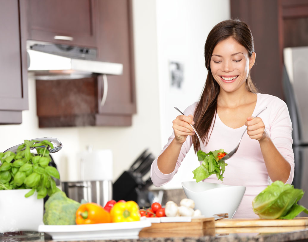 স্বাস্থ্যকর জীবন চাইলে হঠাৎ হঠাৎ বাইরে খেতে যাওয়ার অভ্যাস সরান। গবেষণায় দেখা গিয়েছে, বাড়ির খাবারে আস্থা রাখেন যাঁরা, তাঁদের শরীরে অন্যদের তুলনায় প্রতি সপ্তাহে ১৭৩ ক্যালোরি ও  প্রতি দিন প্রায় ১৬ গ্রাম করে কম চিনি প্রবেশ করে।  সুতরাং মাঝে মাঝে বাইরে খান ক্ষতি নেই, কিন্তু কথায় কথায় রেস্তরাঁ আর নয়।