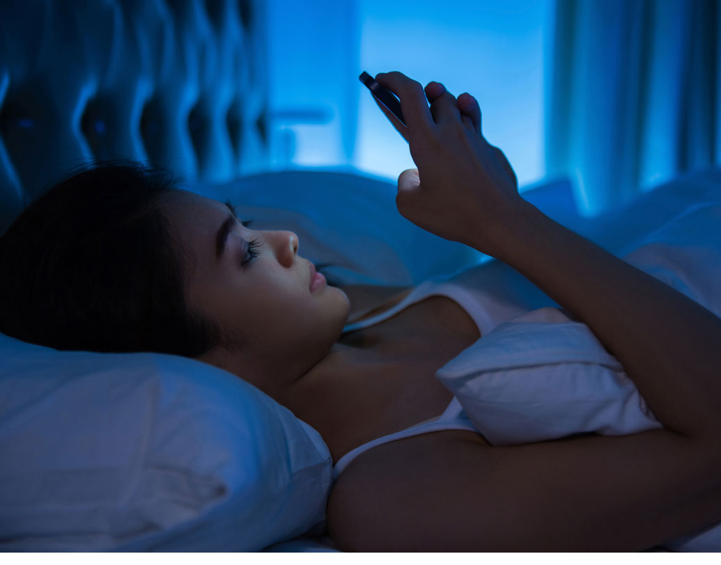 অনিদ্রা বা কম ঘুমকে এ বছর প্রথম থেকেই তাড়ান। তাই বদলে ফেলুন নিজের কিছু অভ্যাস, সারা ক্ষণ খুব নিয়ম মেনে চলতে না পারলেও অন্তত ঘুমোনোর আগে মোবাইলটি সরিয়ে রাখুন। এতে ঘুম না আসার ব্যারামকে আয়ত্তে আনতে পারবেন অনেকটই। তা ছাড়া মানসিক চাপও কমে যাবে প্রায় কয়েক গুণ।