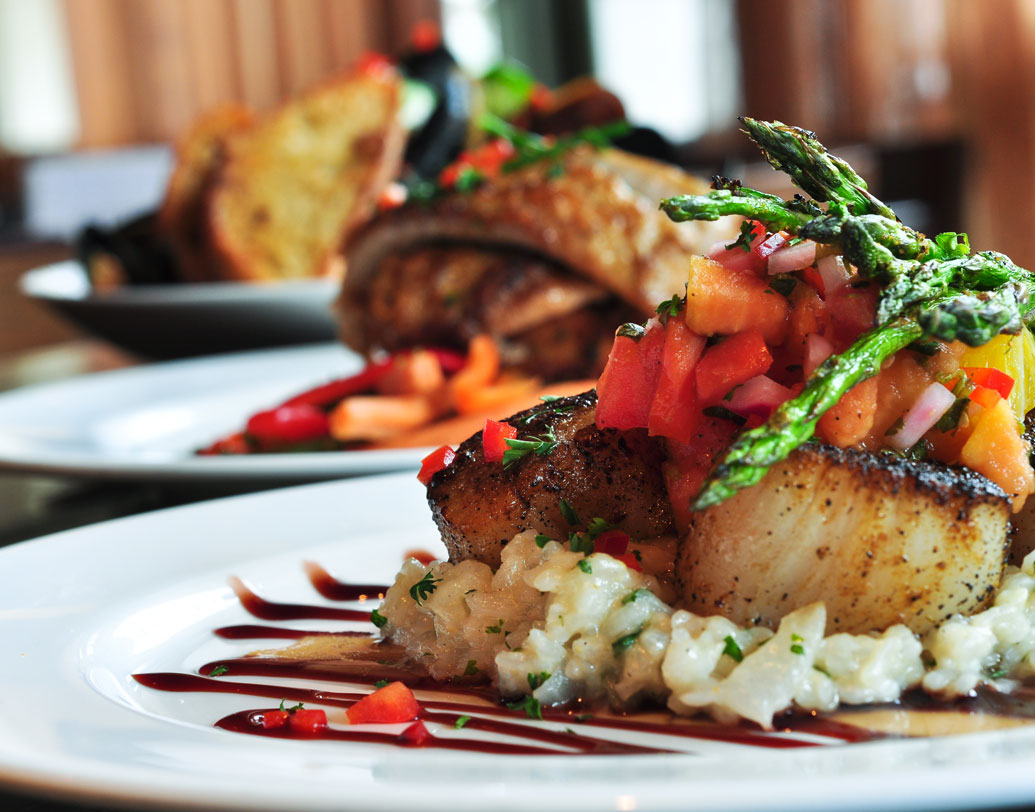 বাইরে খাওয়া কমিয়ে দেওয়া মানেই কিন্তু একেবারে বন্ধ করে দেওয়া নয়।, যে ক’টা দিন বাইরে খেতে ইচ্ছা করবে সে সব দিনে নিজের কমফর্ট জোন থেকে বেরিয়ে আসুন। বরং কখনও খাননি এমন কোনও ডিশ অর্ডার করুন পছন্দের রেস্তরাঁয়। এতে নানা কুইজিনের সঙ্গে পরিচয় যেমন হবে, তেমনই প্রিয় খাবারের তালিকাও বাড়তে পারে।