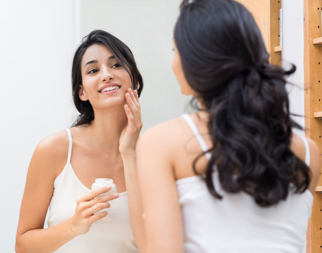 রাতে ঘুমোতে যাওয়ার আগে অন্তত পাঁচ মিনিট। এই মহামূল্যবান সময়টুকু নিজের ত্বককে দিন। খুব বেশি কিছু না পারলেও যতটুকু পরিচর্যা সুস্থ ত্বকের জন্য দরকার, সে টুকু দিন। এতে ত্বকের জেল্লা যেমন বাড়বে, তেমনই একেবারেই শরীরের কোনও যত্ন নিতে না পারার আক্ষেপও ঘুচবে।