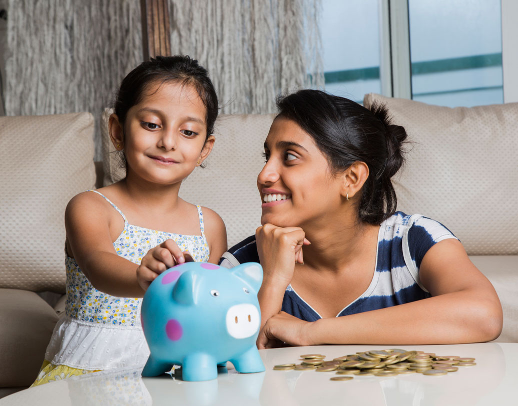 বছরের প্রথম দিন থেকেই কিছু কিছু করে টাকা জমান। সারা দিনের খরচের পর বাজেটের বেঁচে যাওয়া টাকা জমিয়ে রাখুন। এতে মাসের শেষে বেশ কিছুটা টাকা হাতে থেকেই যায়। তার উপর জমানোর অভ্যাসটাও আলাদা করে তৈরি হয়।