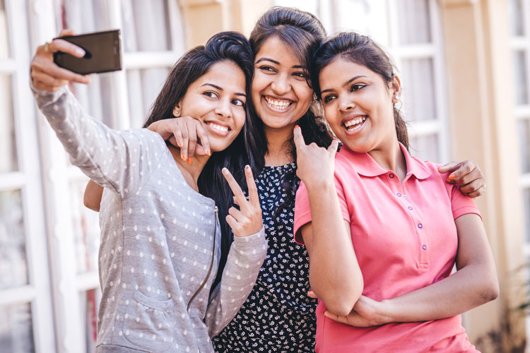 অতিরিক্ত সেলফি তোলার স্বভাব ডেকে আনছে স্নায়ুর অসুখ। ছবি: আইস্টক।