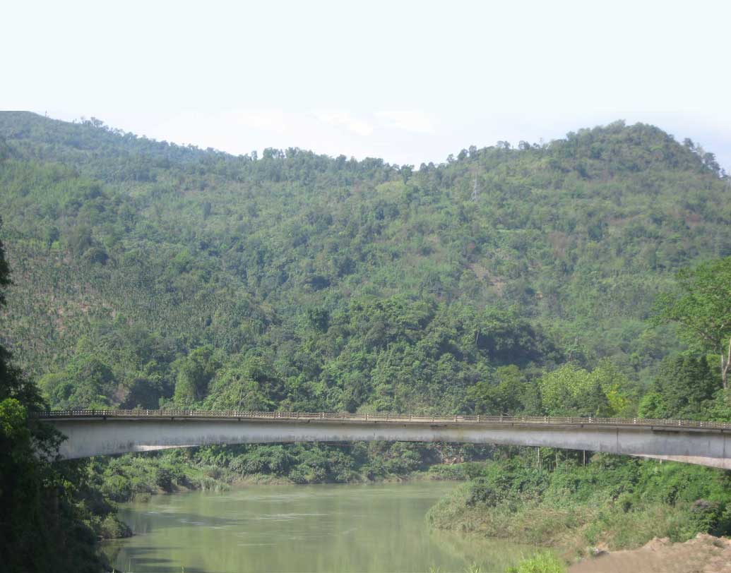 র‌্যাট হোল মাইন: পাহাড়ি এলাকার নীচে যেখানে কয়লা খনি আছে, সেখানে ঢোকার পদ্ধতি অনেকটা ইঁদুরের গর্তের মতো। সেই কারণেই একে ‘র‌্যাট হোল মাইন’ বলা হয়। প্রথমে পাহাড়ের গায়ে খাড়া গর্ত করা হয়। তার পর আড়াআড়ি ভাবে মাটি কেটে সুড়ঙ্গ বানিয়ে মূল কয়লার স্তরে ঢুকে কয়লা কাটা হয়।