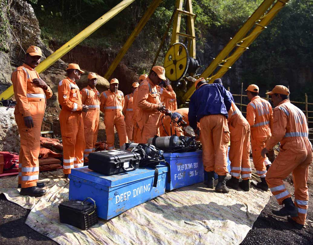 তলদেশে ডুবুরি: অবশেষে ১৯ দিন পর সোমবার সকালেই নৌসেনার এক ডুবুরি প্রথমবার খনির তলদেশে পৌঁছন। তিনি উপরে উঠে জানান, খনির তলদেশের ভুমিতে রয়েছে কাদা। দেওয়ালে কয়লার স্তর। শুধু জলের গভীরতাই প্রায় ২৫০ ফুট।