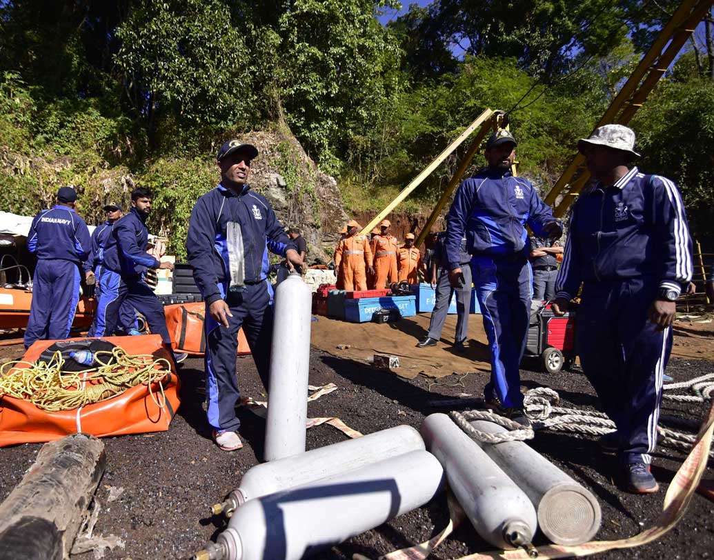 কাটল পাম্প-সংকট: খাড়া গর্তটির এত নীচে পাম্পগুলি নামানো এবং সেখানে বসানোর মতো ব্যবস্থা করাই চ্যালেঞ্জ হয়ে দাঁড়িয়েছিল উদ্ধারকারীদের কাছে। প্রাথমিক সেই ধাক্কা কাটিয়ে কাজ শুরু করার মতো পরিস্থিতি তৈরি হয়েছে।
