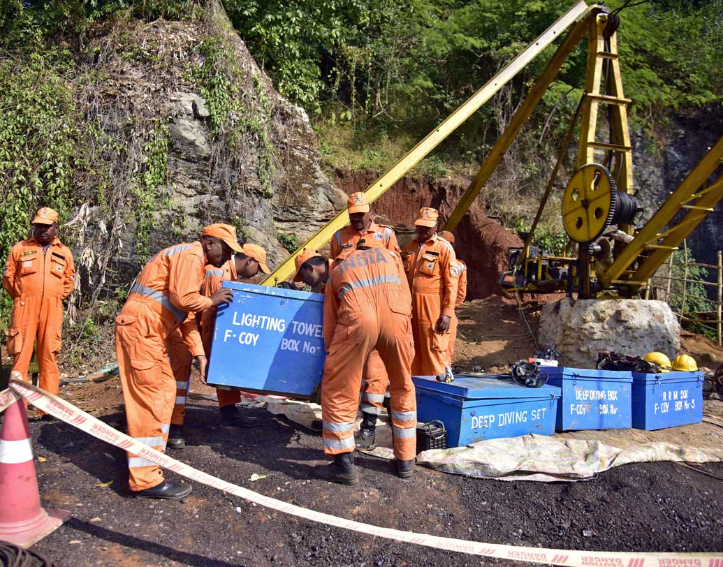 কাটল পাম্প-সংকট: খাড়া গর্তটির এত নীচে পাম্পগুলি নামানো এবং সেখানে বসানোর মতো ব্যবস্থা করাই চ্যালেঞ্জ হয়ে দাঁড়িয়েছিল উদ্ধারকারীদের কাছে। প্রাথমিক সেই ধাক্কা কাটিয়ে কাজ শুরু করার মতো পরিস্থিতি তৈরি হয়েছে।