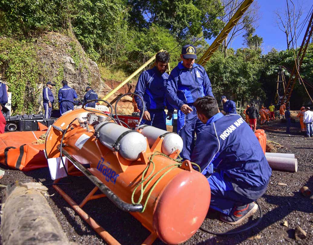 ‘অযান্ত্রিক’: এত গভীরে উদ্ধারের অভিজ্ঞতা নৌসেনারও নেই। ফলে সেই ধরনের প্রযুক্তি এবং যন্ত্রপাতিও প্রায় নেই বললেই চলে। এছাড়া এত বড় পাম্প খনির গর্তে নামানো, এতগুলি  ডিজেল পাম্প চললে তার ধোঁয়ায় শ্বাসকষ্ট হতে পারে, তার থেকে মুক্তির উপায় কী, এসব বুঝতে এবং তার ব্যবস্থা করতেই সময় পার হয়ে যাচ্ছে।