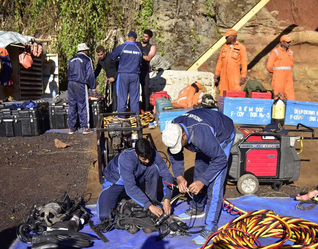 হড়পা বানে বিপদ: উদ্ধারকারীরা মনে করছেন, সংলগ্ন নদীতে হড়পা বানের জেরেই সুড়ঙ্গে জল জমে খনিমুখ বন্ধ হয়ে যায়। এর পর ১৬ তারিখ সংলগ্ন নদীতে হড়পা বানের জেরে বন্ধ করে দিতে হয় উদ্ধারকাজ। ফের যে কোনও সময় হড়পা বানে বিপদ ডেকে আনতে পারে। 