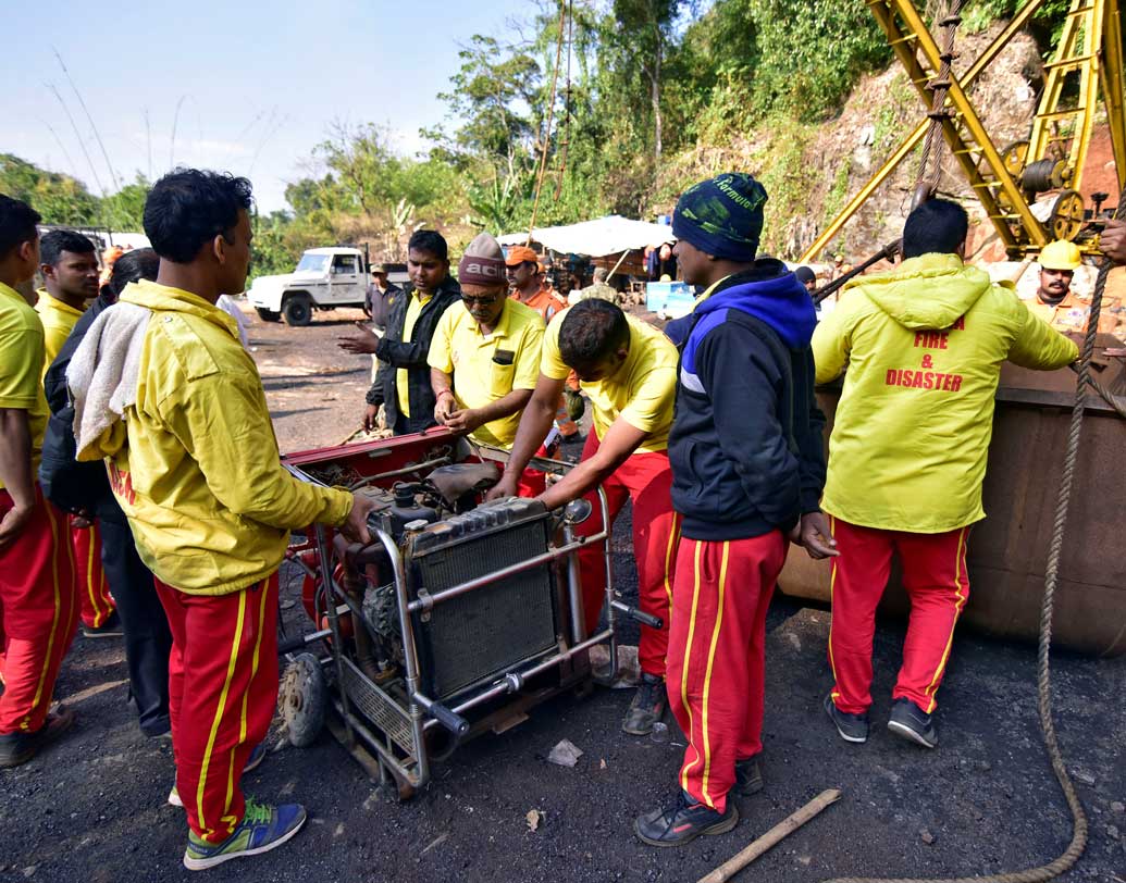 জল তুললেও বিপদের আঁচ: ওই এলাকায় কসানের মতো আরও অনেক বেআইনি খাদান রয়েছে। সেগুলিতেও রয়েছে বিপুল জলরাশি। কসানের জল তুলে ফেললে পাশের খনির দেওয়াল ফেটে অন্য কোনও খনির জলও ঢুকে পড়তে পারে। বা অন্য কোনও খনির সঙ্গে সুড়ঙ্গপথে যোগ রয়েছে কিনা তাও ভাবতে হচ্ছে উদ্ধারকারীদের।